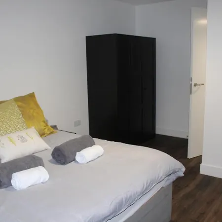 Stunning 2 Bedroom Penthouse Apartment *