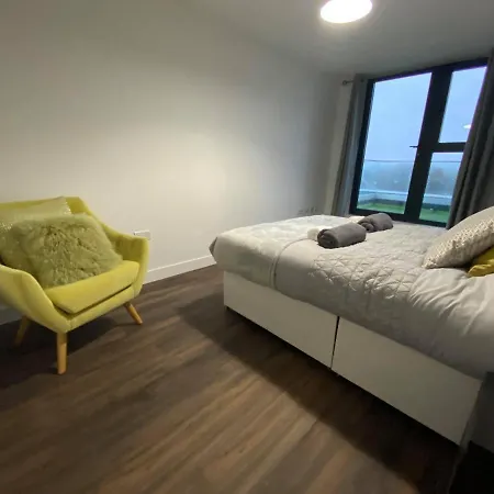 Apartment Stunning 2 Bedroom Penthouse *