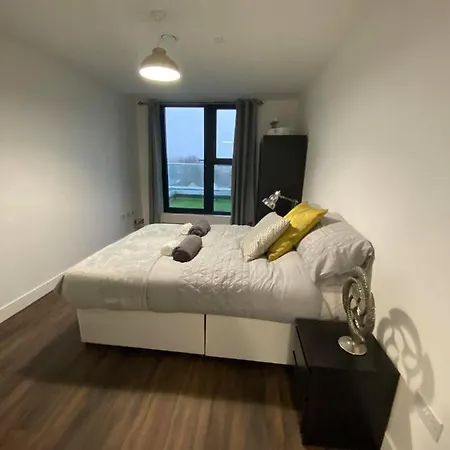 Stunning 2 Bedroom Penthouse Apartment *