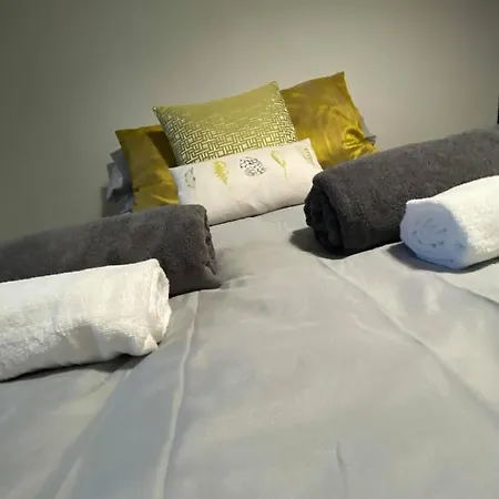 Stunning 2 Bedroom Penthouse Apartment *