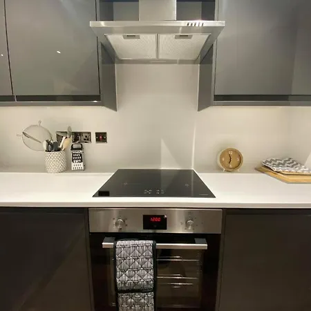 Stunning 2 Bedroom Penthouse Apartment *