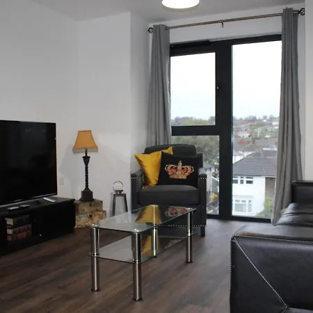 Stunning 2 Bedroom Penthouse Apartment *
