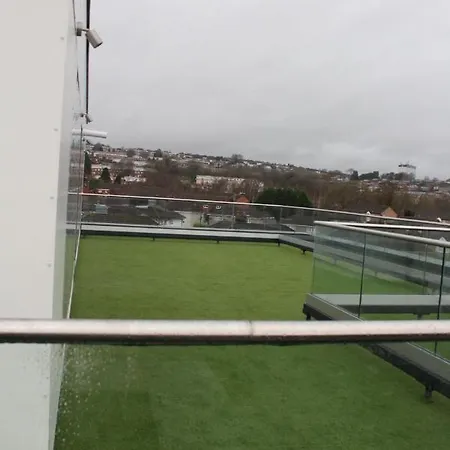Stunning 2 Bedroom Penthouse Apartment *