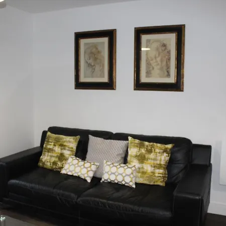 Stunning 2 Bedroom Penthouse Apartment *