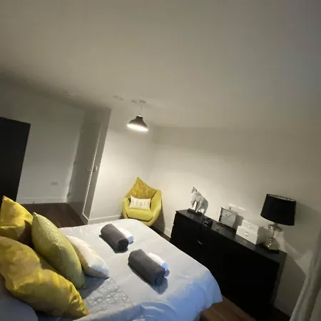 Stunning 2 Bedroom Penthouse Apartment *