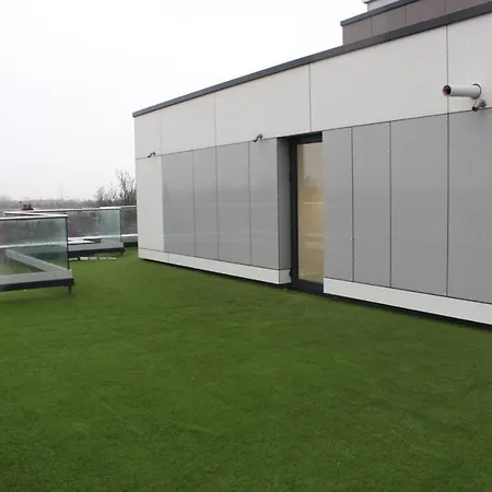 Stunning 2 Bedroom Penthouse Apartment *