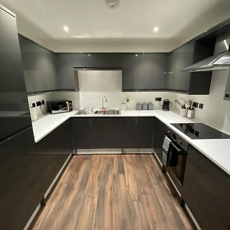 Stunning 2 Bedroom Penthouse Apartment *