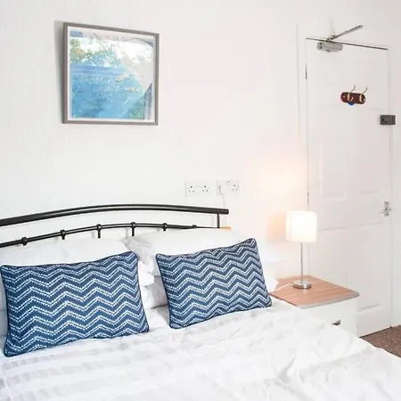 House Sleeps 9 - Mycityhaven Apartment *