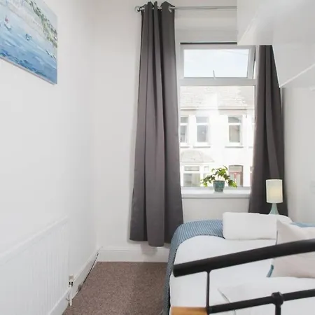 House Sleeps 9 - Mycityhaven Apartment