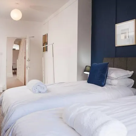 House Sleeps 9 - Mycityhaven Apartment