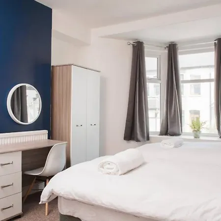 Apartment House Sleeps 9 - Mycityhaven