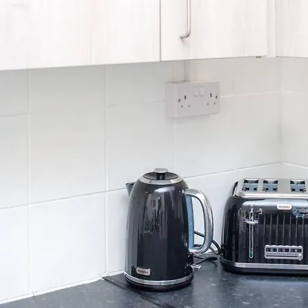 Apartment House Sleeps 9 - Mycityhaven Newport (Gwent)