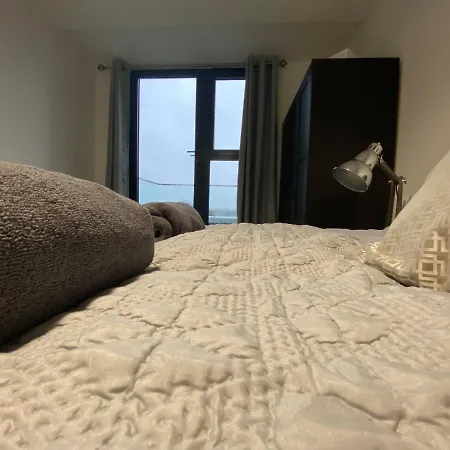 Stunning 2 Bedroom Penthouse Apartment *