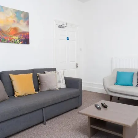 House Sleeps 9 - Mycityhaven Apartment