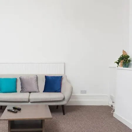 House Sleeps 9 - Mycityhaven Apartment *