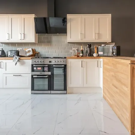 Holiday home Ty Hapus - Luxury 4 Bedroom *