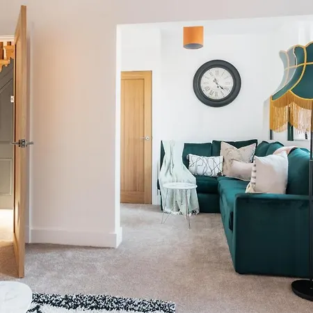 Ty Hapus - Luxury 4 Bedroom Holiday home *