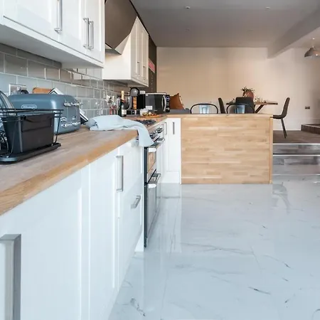 Holiday home Ty Hapus - Luxury 4 Bedroom Newport (Gwent)
