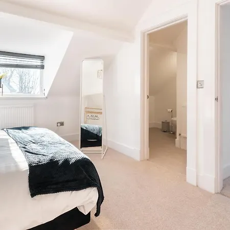 Ty Hapus - Luxury 4 Bedroom Holiday home *