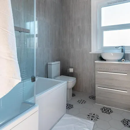 Ty Hapus - Luxury 4 Bedroom