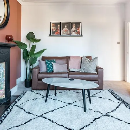 Ty Hapus - Luxury 4 Bedroom