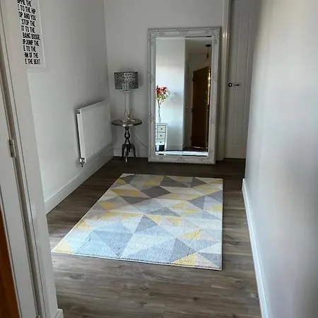 Luxury Riverside 2 Bedroomed With Balcony Apartment *