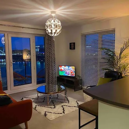 Luxury 2 Bedroom Waterfront With Balcony