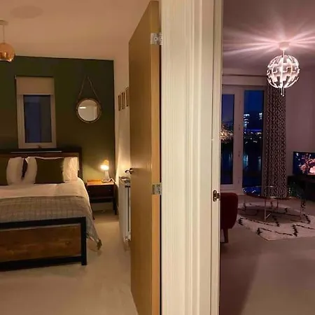 Luxury 2 Bedroom Waterfront With Balcony Apartment Newport (Gwent)