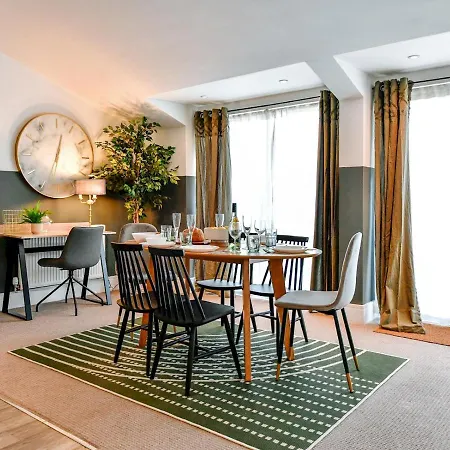 Pass The Keys Perfectly Located Stylish 2 Bed With Parking Holiday home Newport (Gwent)