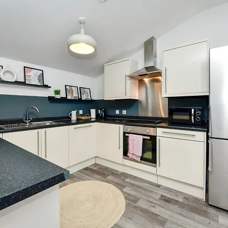 Pass The Keys Perfectly Located Stylish 2 Bed With Parking Holiday home *