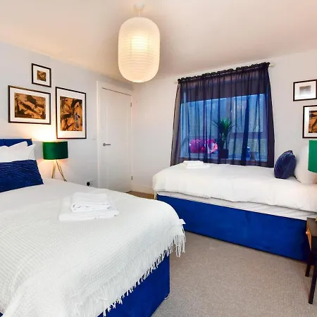 Pass The Keys Perfectly Located Stylish 2 Bed With Parking Holiday home Newport (Gwent)