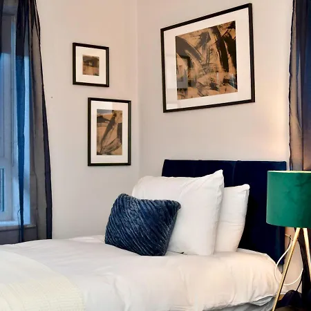 Pass The Keys Perfectly Located Stylish 2 Bed With Parking Holiday home