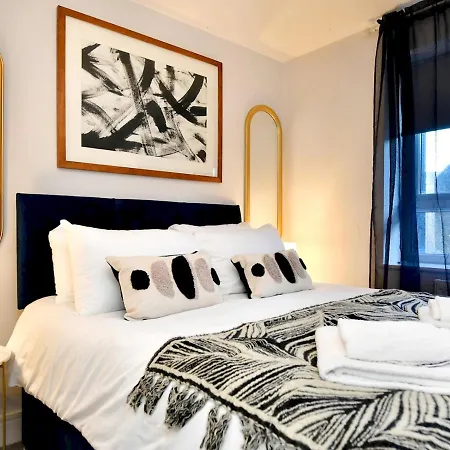 Pass The Keys Perfectly Located Stylish 2 Bed With Parking Holiday home *
