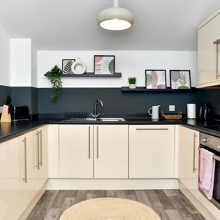 Pass The Keys Perfectly Located Stylish 2 Bed With Parking Newport (Gwent)