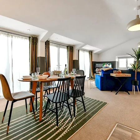 Pass The Keys Perfectly Located Stylish 2 Bed With Parking *
