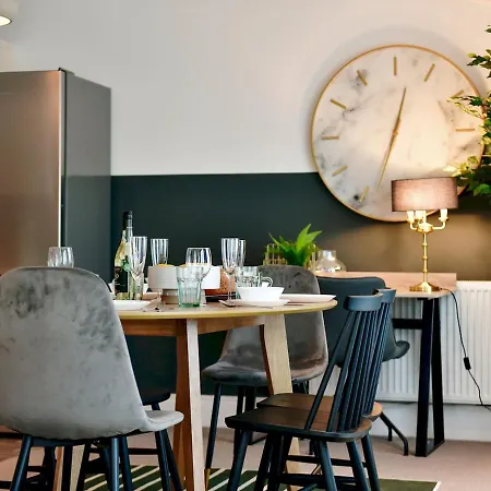 Pass The Keys Perfectly Located Stylish 2 Bed With Parking Holiday home Newport (Gwent)