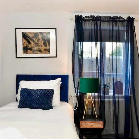 Holiday home Pass The Keys Perfectly Located Stylish 2 Bed With Parking *
