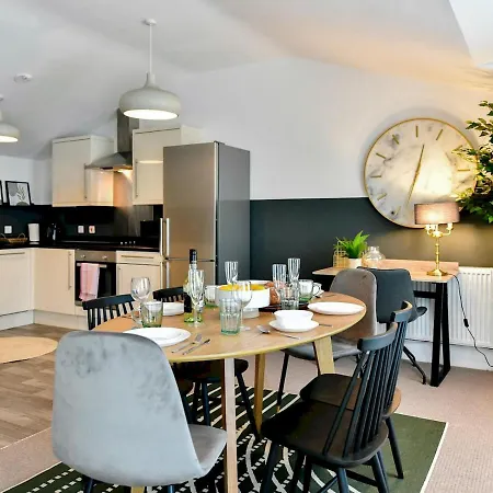 Pass The Keys Perfectly Located Stylish 2 Bed With Parking *