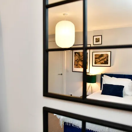 Pass The Keys Perfectly Located Stylish 2 Bed With Parking Holiday home
