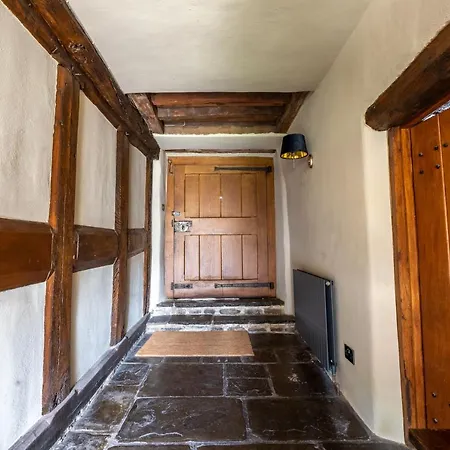 Remarkable 4-bed In Cearleon Holiday home Newport (Gwent)