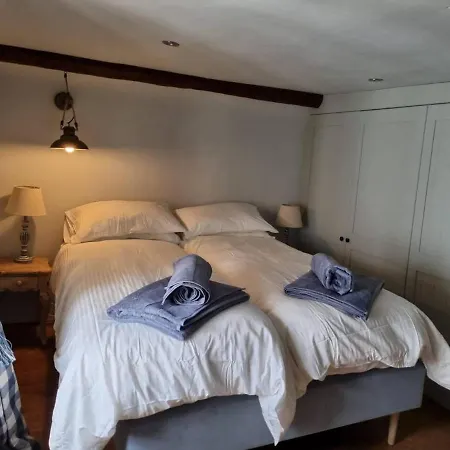 Remarkable 4-bed In Cearleon Holiday home