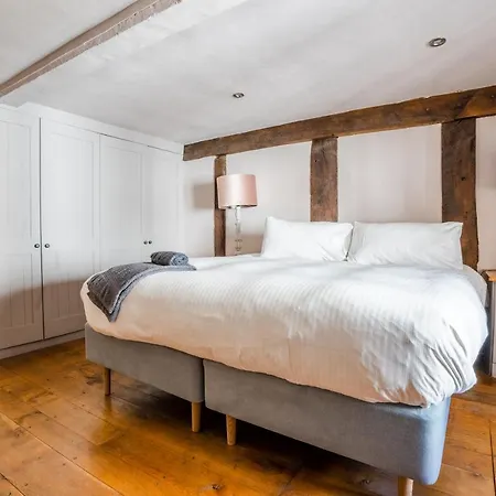 Remarkable 4-bed In Cearleon * Newport (Gwent)