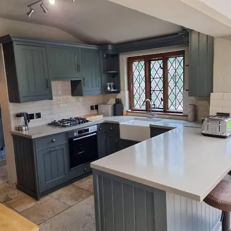 Remarkable 4-bed In Cearleon * Newport (Gwent)