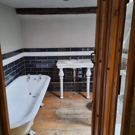 Holiday home Remarkable 4-bed In Cearleon *