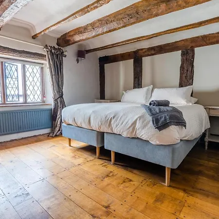 Holiday home Remarkable 4-bed In Cearleon