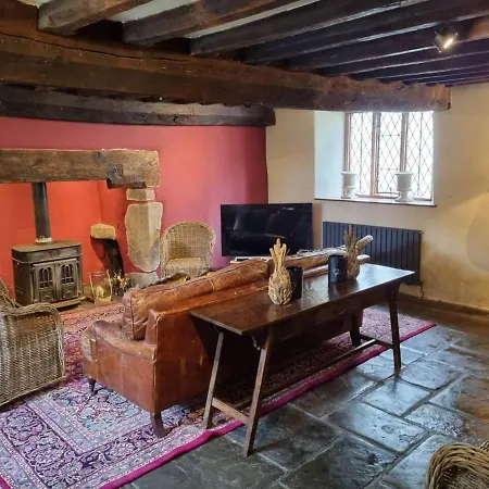 Remarkable 4-bed In Cearleon * Newport (Gwent)