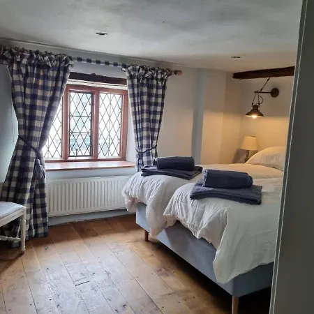 Holiday home Remarkable 4-bed In Cearleon Newport (Gwent)