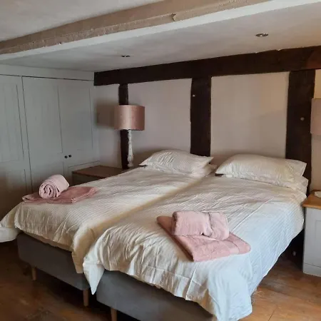 Holiday home Remarkable 4-bed In Cearleon