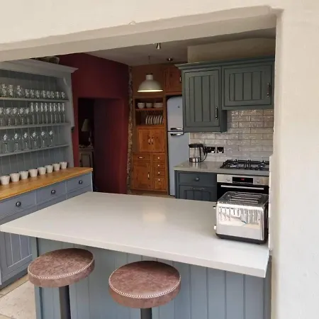 Remarkable 4-bed In Cearleon Holiday home Newport (Gwent)