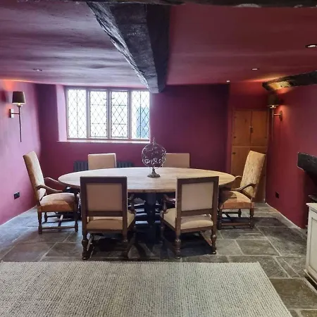 Remarkable 4-bed In Cearleon